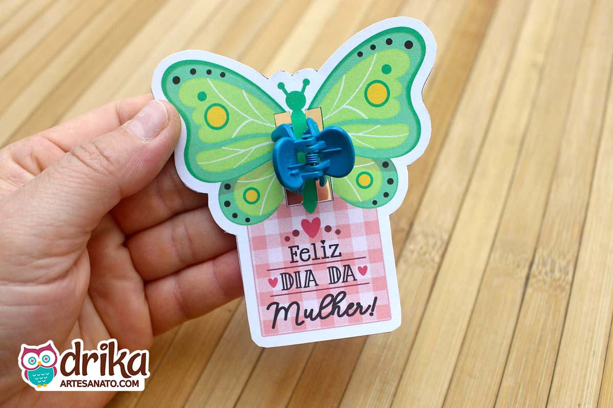 Lembrancinha de Dia da Mulher: Card Mini Piranha de Cabelo com Borboleta
