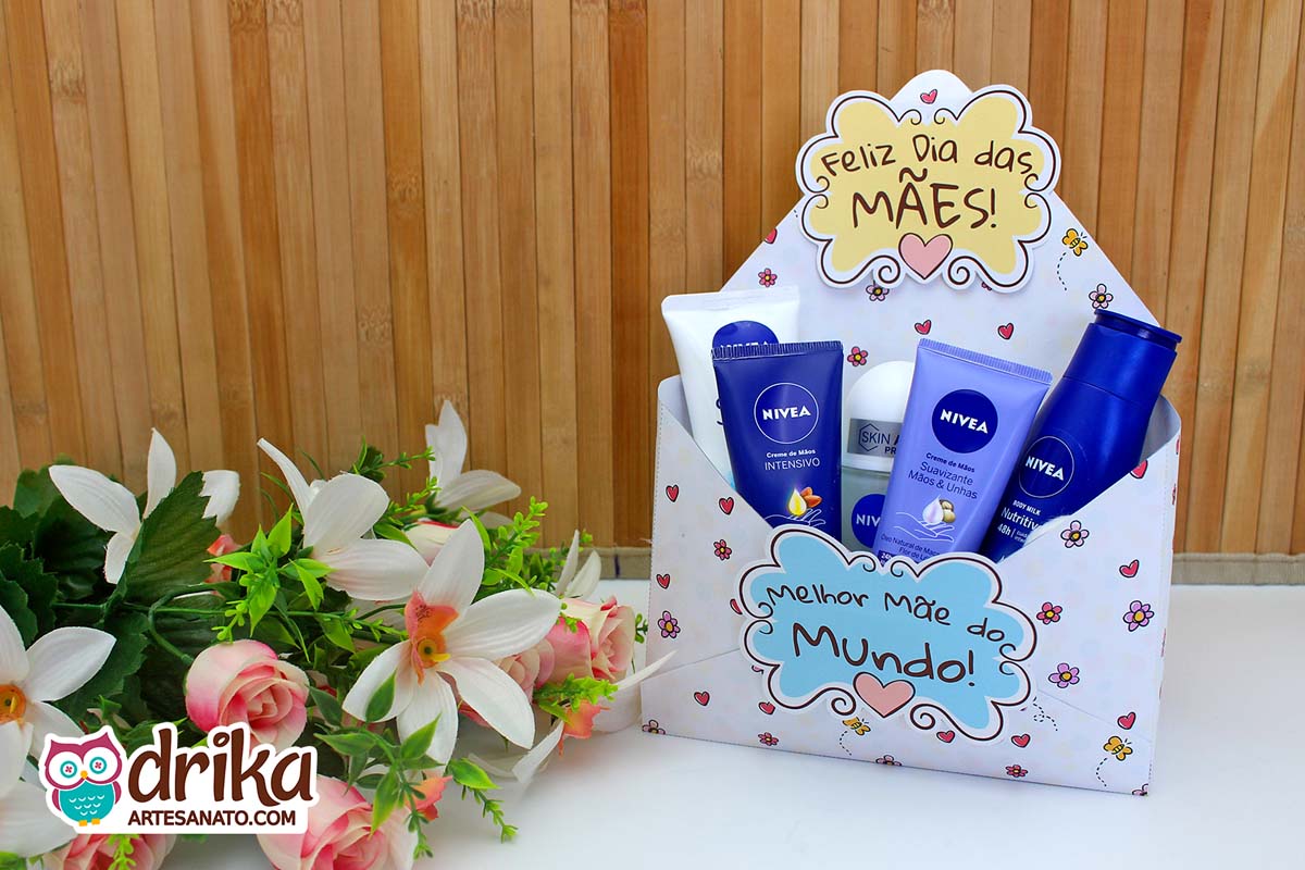 Caixa Envelope de Dia das Mães com produtos de beleza