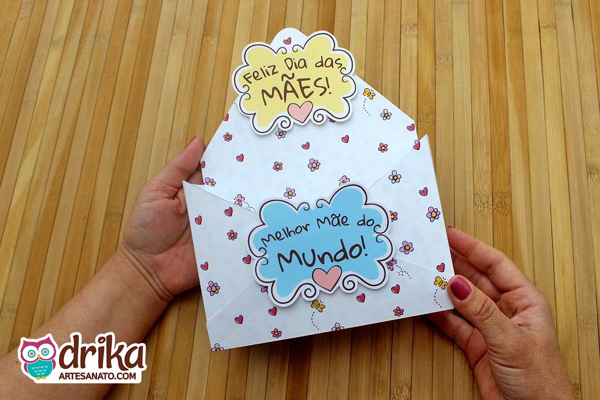 Caixa Envelope de Dia das Mães com motivos florais sobre fundo de madeira