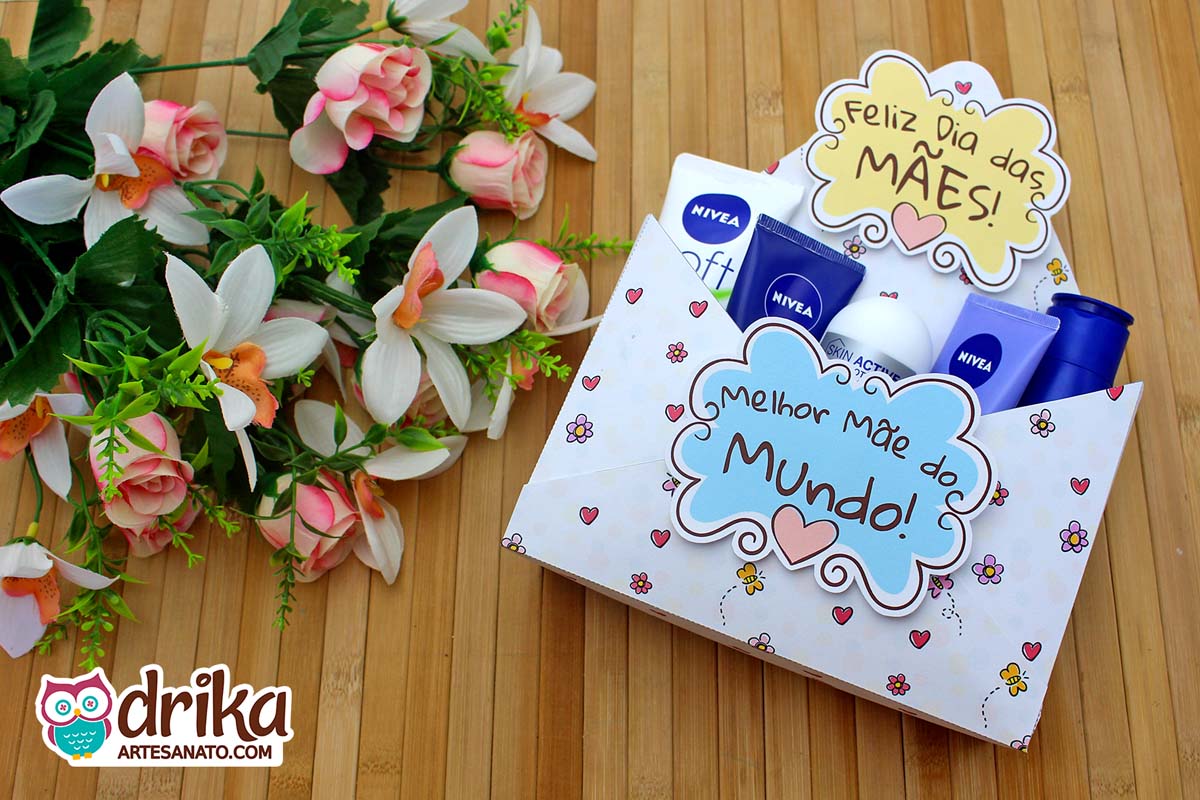 Caixa Envelope de Dia das Mães com produtos de beleza