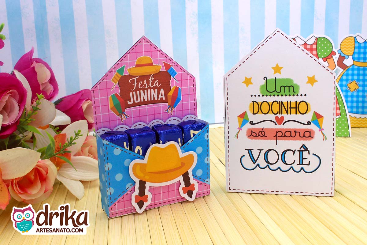 Caixinha envelope azul com chapéu caipira e tranças, lembrancinha de Festa Junina com doces.