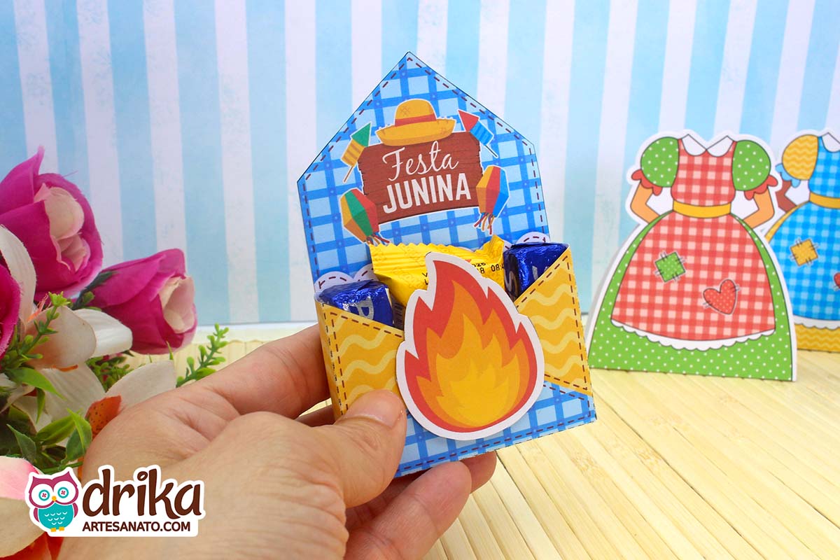 Caixinha envelope azul e amarela com fogueira, lembrancinha para Festa Junina, recheada com doces.