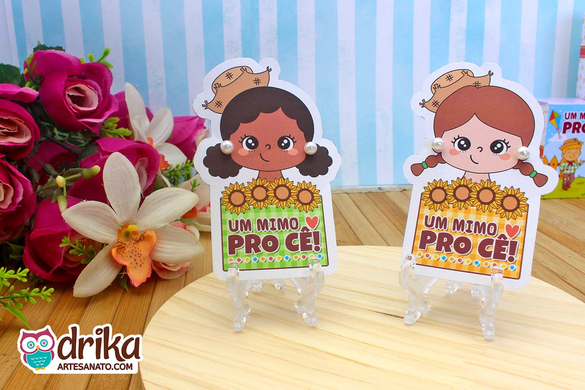 Cartões pérola menina caipira com cabelo crespo e castanho em suporte transparente, ao lado de flores rosas e orquídea.