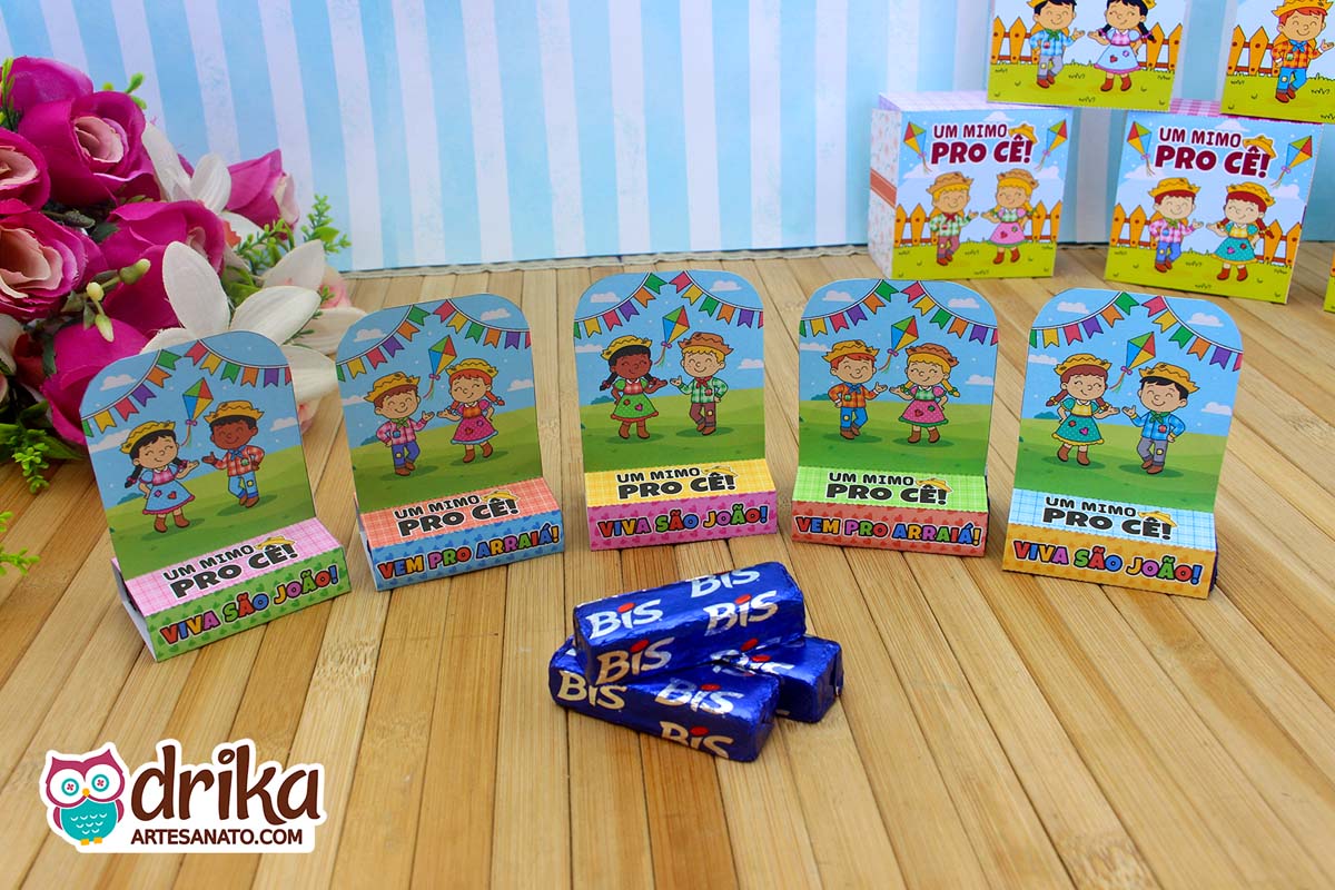 Cinco Porta Bis Juninos lado a lado com casais de caipiras diversos e chocolates