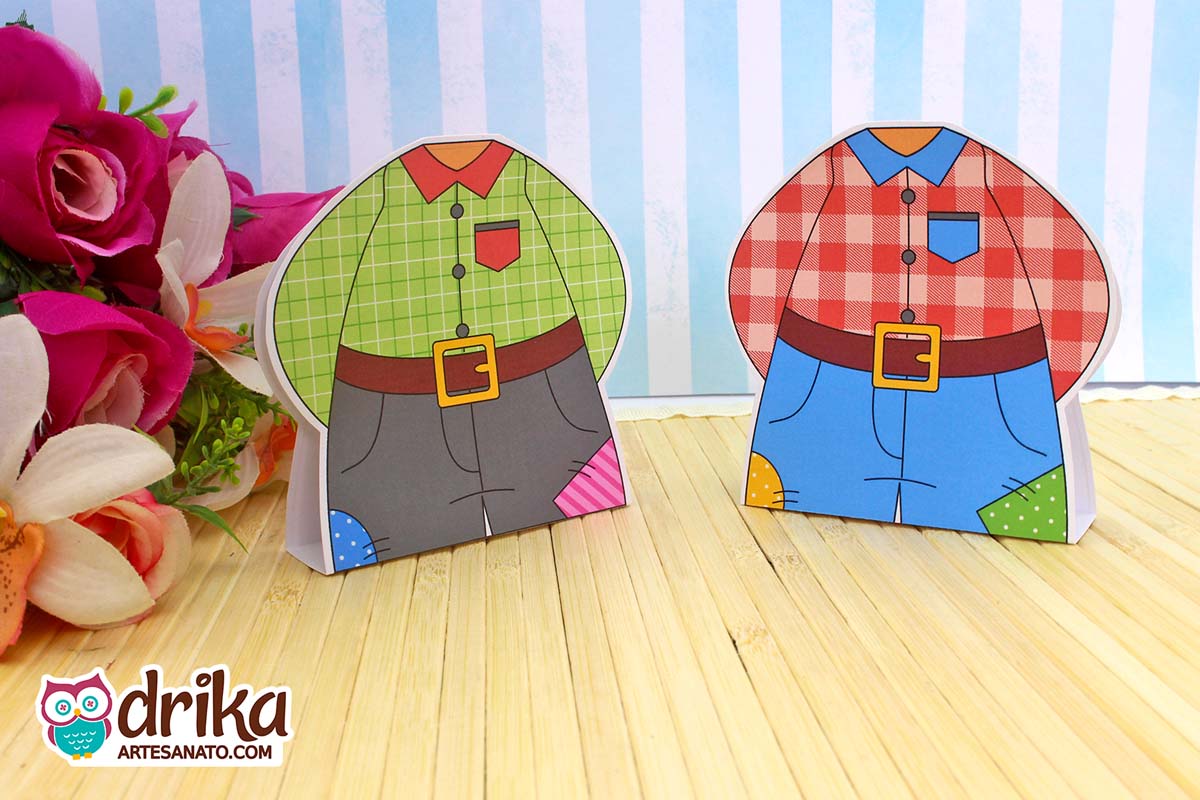 Porta bombons camisa caipira com estampas xadrez verde e vermelha lado a lado em cenário junino.