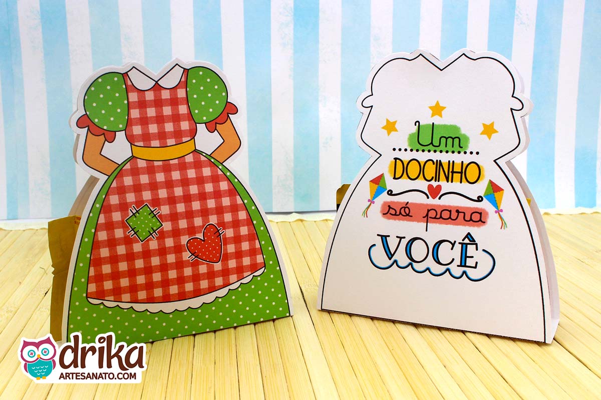 Verso do porta bombom caipira com frase "Um docinho só para você" e desenho de balões e estrelas.