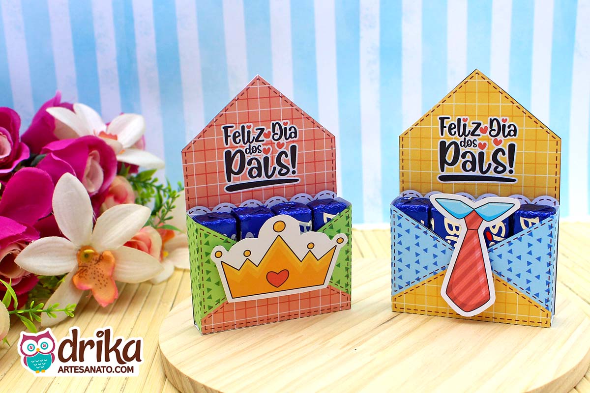 Duas caixinhas envelope para Bis do Dia dos Pais lado a lado: coroa e gravata, ambas com chocolates.