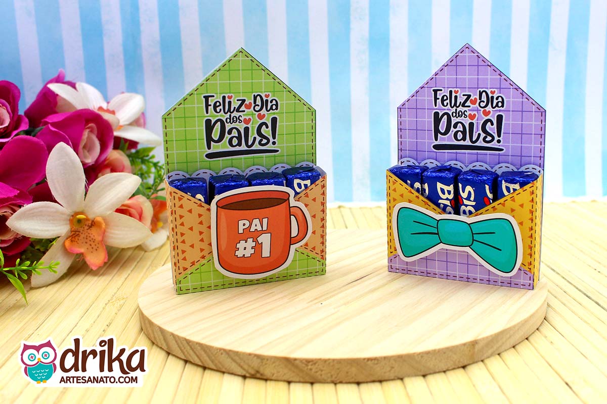 Duas caixinhas envelope para Bis do Dia dos Pais lado a lado: caneca "Pai #1" e gravata borboleta.