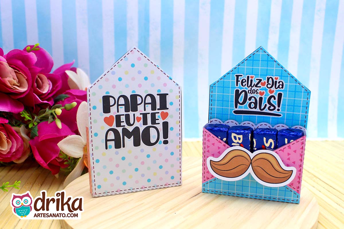 Caixinha envelope para Bis com mensagem "Papai eu te amo!" nas costas e outra azul com aplique de bigode na frente.