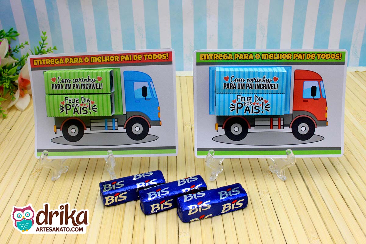 Visão geral de dois cartões caminhão porta bis, um azul e um vermelho, com chocolates Bis ao lado.